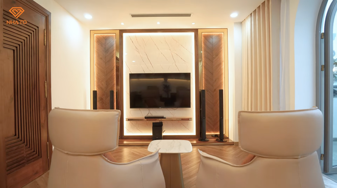 Căn siêu biệt thự trên mảnh đất 700m2 ở Đà Nẵng: Đèn chùm bằng pha lê mạ vàng 24k nặng vài tấn, phòng ngủ cho con trai 3 tuổi rộng gần 80m2 - Ảnh 22. Căn siêu biệt thự trên mảnh đất 700m2 ở Đà Nẵng: Đèn chùm bằng pha lê mạ vàng 24k nặng vài tấn, phòng ngủ cho con trai 3 tuổi rộng gần 80m2 - Ảnh 22.