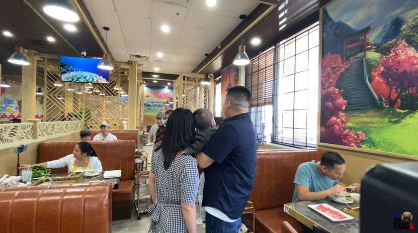 Nhà hàng của Khoa Pug tại Mỹ đông nghịt ngày khai trương, đầu tư tận 23 tỷ liệu không gian và món ăn ở đây có gì đặc biệt? - Ảnh 3. Nhà hàng của Khoa Pug tại Mỹ đông nghịt ngày khai trương, đầu tư tận 23 tỷ liệu không gian và món ăn ở đây có gì đặc biệt? - Ảnh 3.