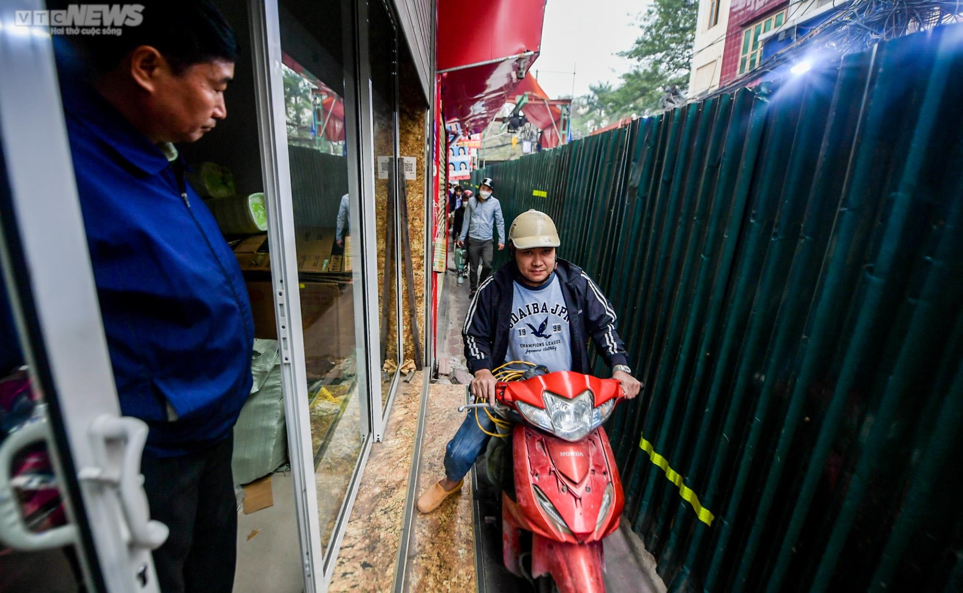 Hà Nội: Người dân chật vật di chuyển trên con đường chỉ vừa một xe máy - Ảnh 6.