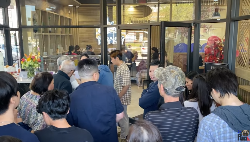 Nhà hàng của Khoa Pug tại Mỹ đông nghịt ngày khai trương, đầu tư tận 23 tỷ liệu không gian và món ăn ở đây có gì đặc biệt? - Ảnh 2. Nhà hàng của Khoa Pug tại Mỹ đông nghịt ngày khai trương, đầu tư tận 23 tỷ liệu không gian và món ăn ở đây có gì đặc biệt? - Ảnh 2.