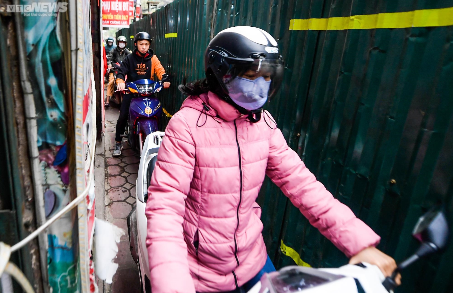 Hà Nội: Người dân chật vật di chuyển trên con đường chỉ vừa một xe máy - Ảnh 5.