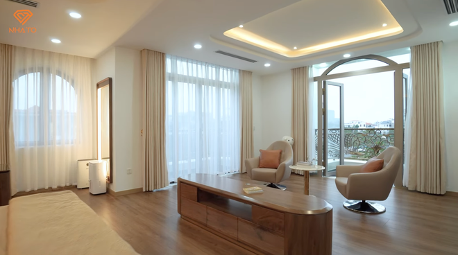 Căn siêu biệt thự trên mảnh đất 700m2 ở Đà Nẵng: Đèn chùm bằng pha lê mạ vàng 24k nặng vài tấn, phòng ngủ cho con trai 3 tuổi rộng gần 80m2 - Ảnh 19. Căn siêu biệt thự trên mảnh đất 700m2 ở Đà Nẵng: Đèn chùm bằng pha lê mạ vàng 24k nặng vài tấn, phòng ngủ cho con trai 3 tuổi rộng gần 80m2 - Ảnh 19.