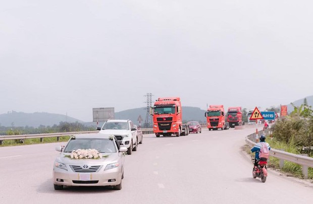  Chú rể Hà Tĩnh chơi lớn rước dâu bằng 20 xe container - Ảnh 4.