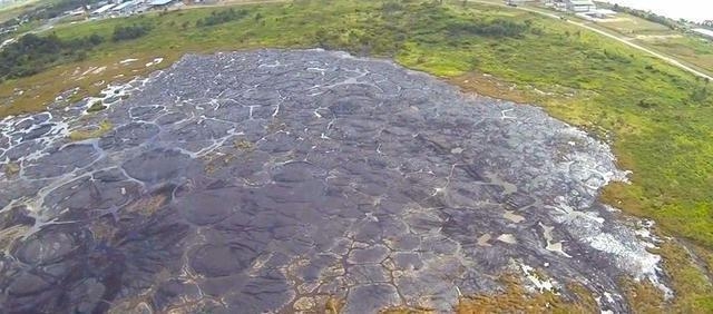 Hồ nước kỳ lạ chứa hàng triệu tấn vàng đen, khai thác 200 năm cũng chưa hết: Bề mặt dễ dàng đi lại nhưng ẩn chứa bẫy chết người - Ảnh 5.