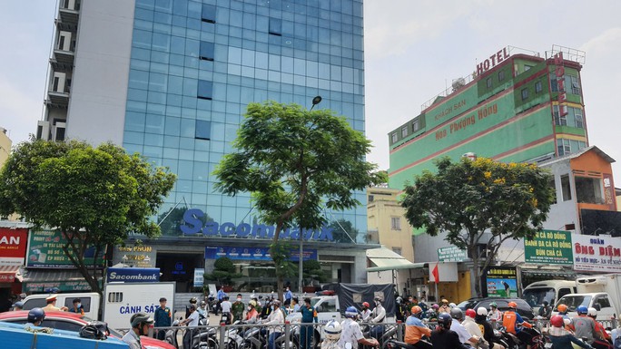 Cảnh sát giao thông, cơ động phân luồng để thực hiện khám xét trụ sở F88 - Ảnh 1. Cảnh sát giao thông, cơ động phân luồng để thực hiện khám xét trụ sở F88 - Ảnh 1.
