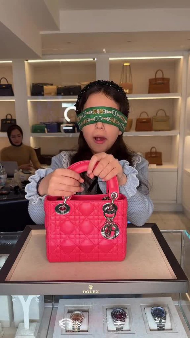 Rich kid 10 tuổi quay clip bịt mắt cũng đọc vanh vách được loạt tên túi hiệu, phản ứng của netizen mới là điều bất ngờ - Ảnh 3.