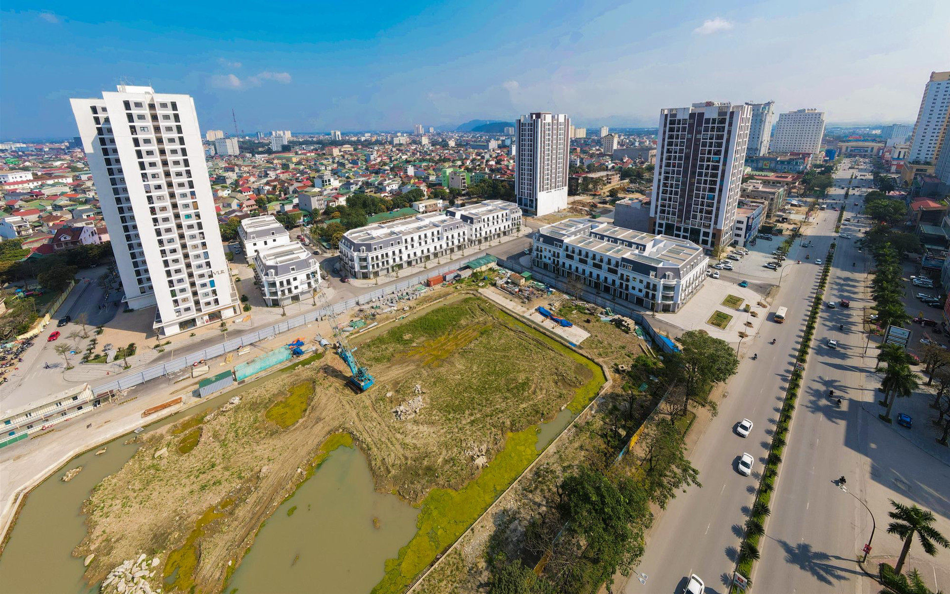 [Photo Essay] Sắp mở rộng gấp đôi, giá nhà tại trung tâm thành phố này đã lên đến 400 triệu đồng/m2 - Ảnh 2.