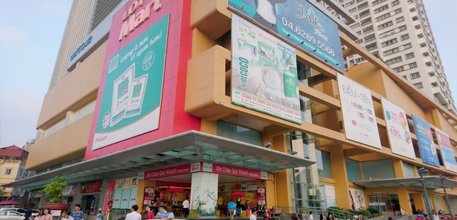 Cảnh hoang vắng tại những trung tâm thương mại nổi tiếng ở Hà Nội - Ảnh 1.