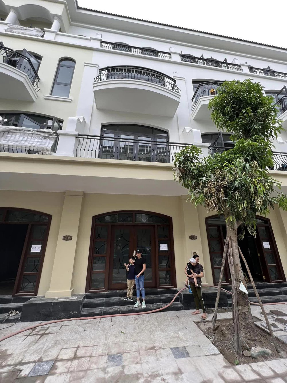 Chân dài 1m78 mặc thị phi lấy chàng cầu thủ đào hoa, 7 năm chung sống hạnh phúc, liên tục tậu biệt thự, xe sang - Ảnh 9.