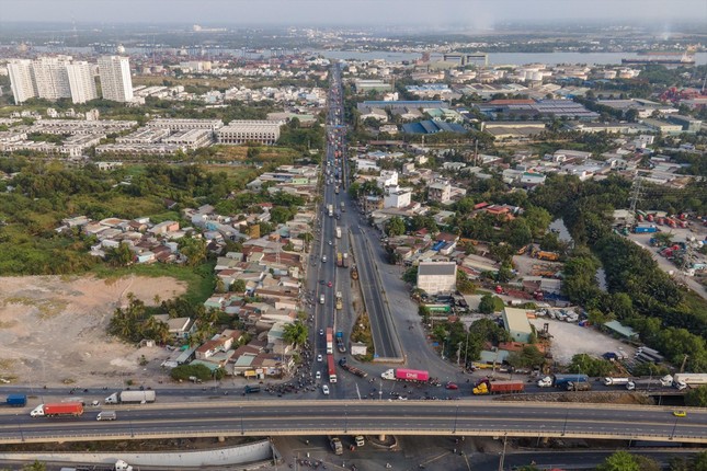 Phát triển kinh tế vùng Đông Nam Bộ: Gỡ nút thắt hạ tầng giao thông - Ảnh 1.