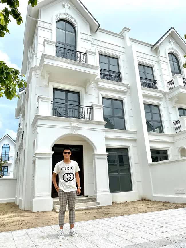 Chân dài 1m78 mặc thị phi lấy chàng cầu thủ đào hoa, 7 năm chung sống hạnh phúc, liên tục tậu biệt thự, xe sang - Ảnh 7.