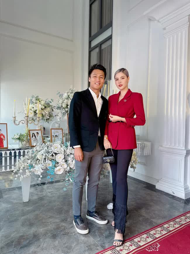 Chân dài 1m78 mặc thị phi lấy chàng cầu thủ đào hoa, 7 năm chung sống hạnh phúc, liên tục tậu biệt thự, xe sang - Ảnh 2.