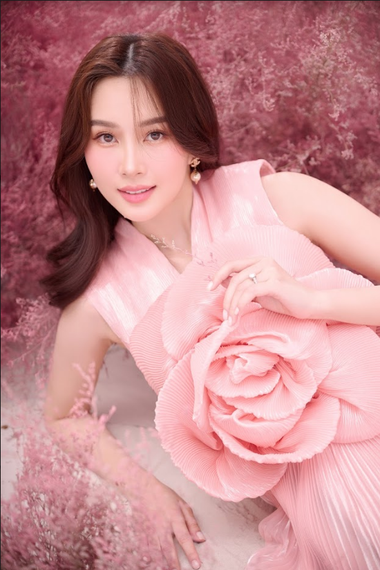 Cận cảnh nhan sắc “Hoa hậu của các Hoa hậu” Đặng Thu Thảo, bà trùm thời trang Lưu Nga khen hết lời - Ảnh 3.