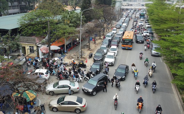 2/3 trung tâm đăng kiểm bị đóng cửa: Dân sẽ tiếp tục thức trắng đêm xếp hàng chờ kiểm định - Ảnh 1.