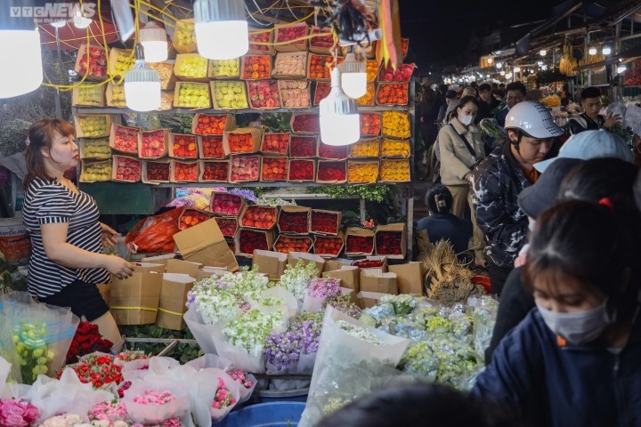 Giá hoa 8/3 tăng phi mã - Ảnh 4.