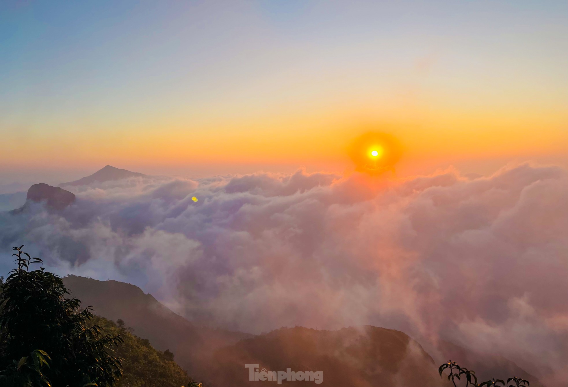 Săn mây giữa khung cảnh thần tiên trên đỉnh núi Lảo Thẩn - Y Tý - Ảnh 1.