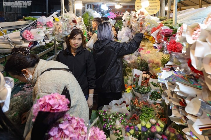 Giá hoa 8/3 tăng phi mã - Ảnh 3.