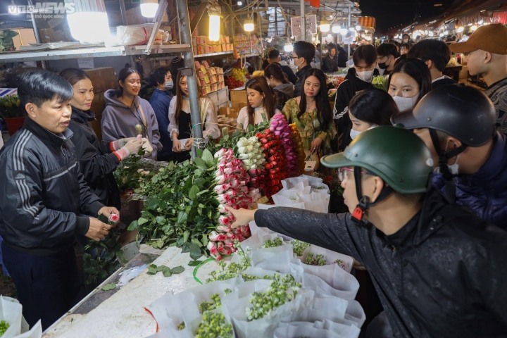 Giá hoa 8/3 tăng phi mã - Ảnh 2.