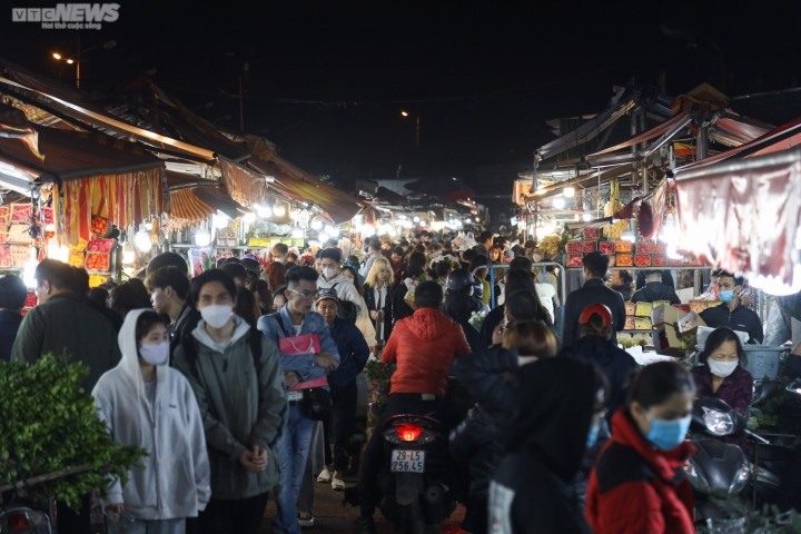 Giá hoa 8/3 tăng phi mã - Ảnh 1.