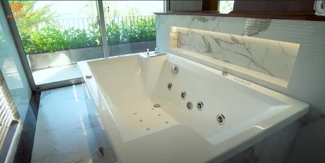 Các căn siêu biệt thự ở Việt Nam thường không thể thiếu thứ này: Giá trị cả tỷ đồng, nặng hàng tấn nhưng phải lắp thủ công rất cầu kỳ - Ảnh 11.