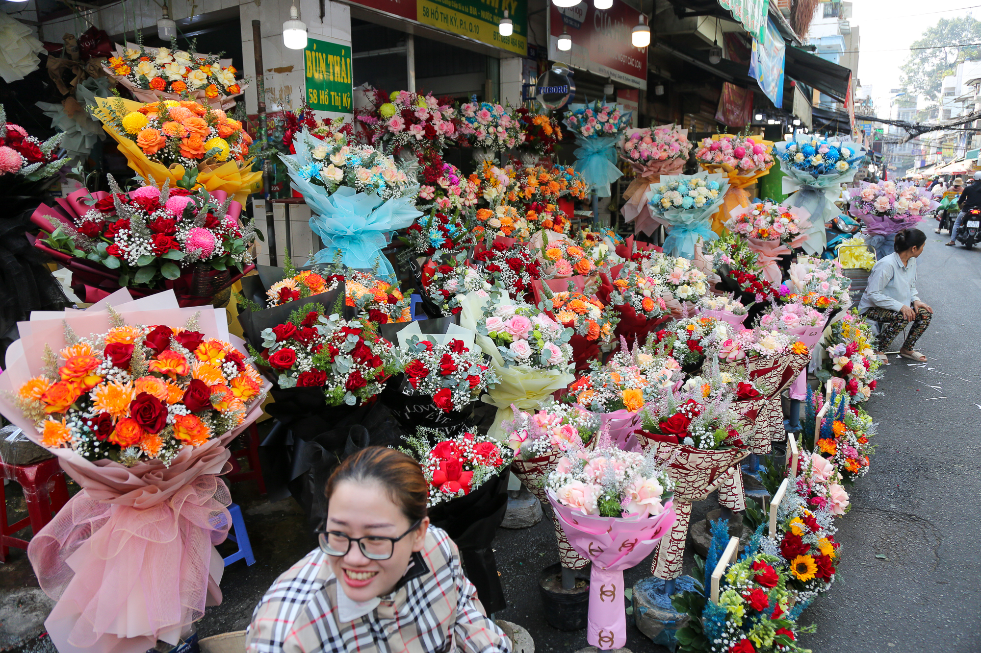 Chợ hoa lớn nhất TP.HCM nườm nượp khách dù giá tăng gấp 4 lần dịp 8/3 - Ảnh 15.
