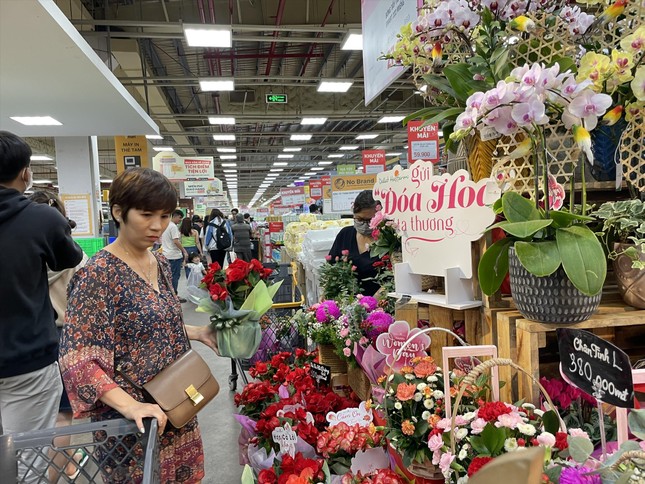 Thị trường quà tặng 8/3: Hàng “độc” lạ, ăn được... - Ảnh 1.