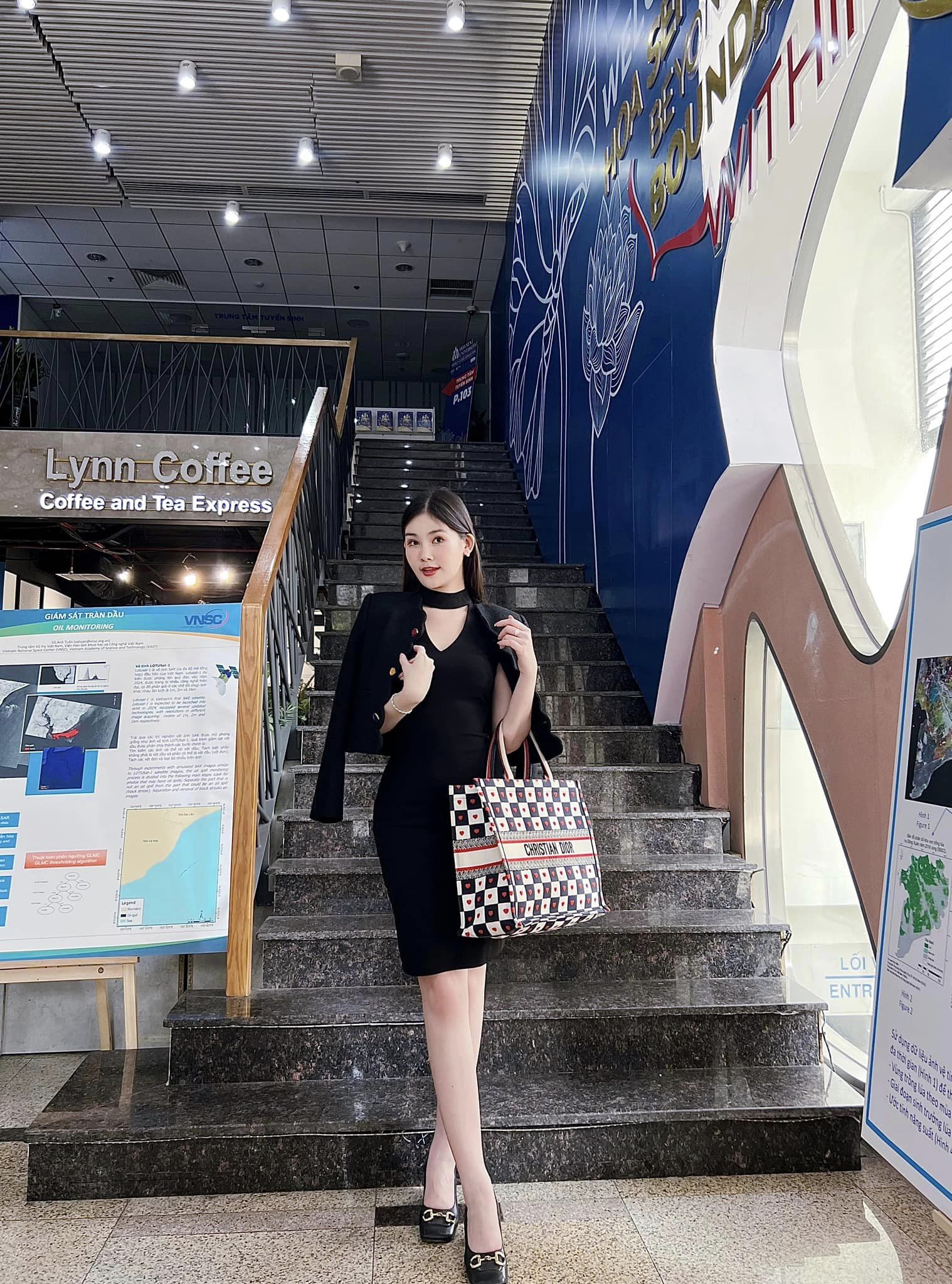 Nữ giảng viên trẻ nhất ĐH Hoa Sen lên giảng đường dát đồ hiệu lên đến cả tỷ đồng: Danh tính khiến nhiều người ngỡ ngàng! - Ảnh 6.