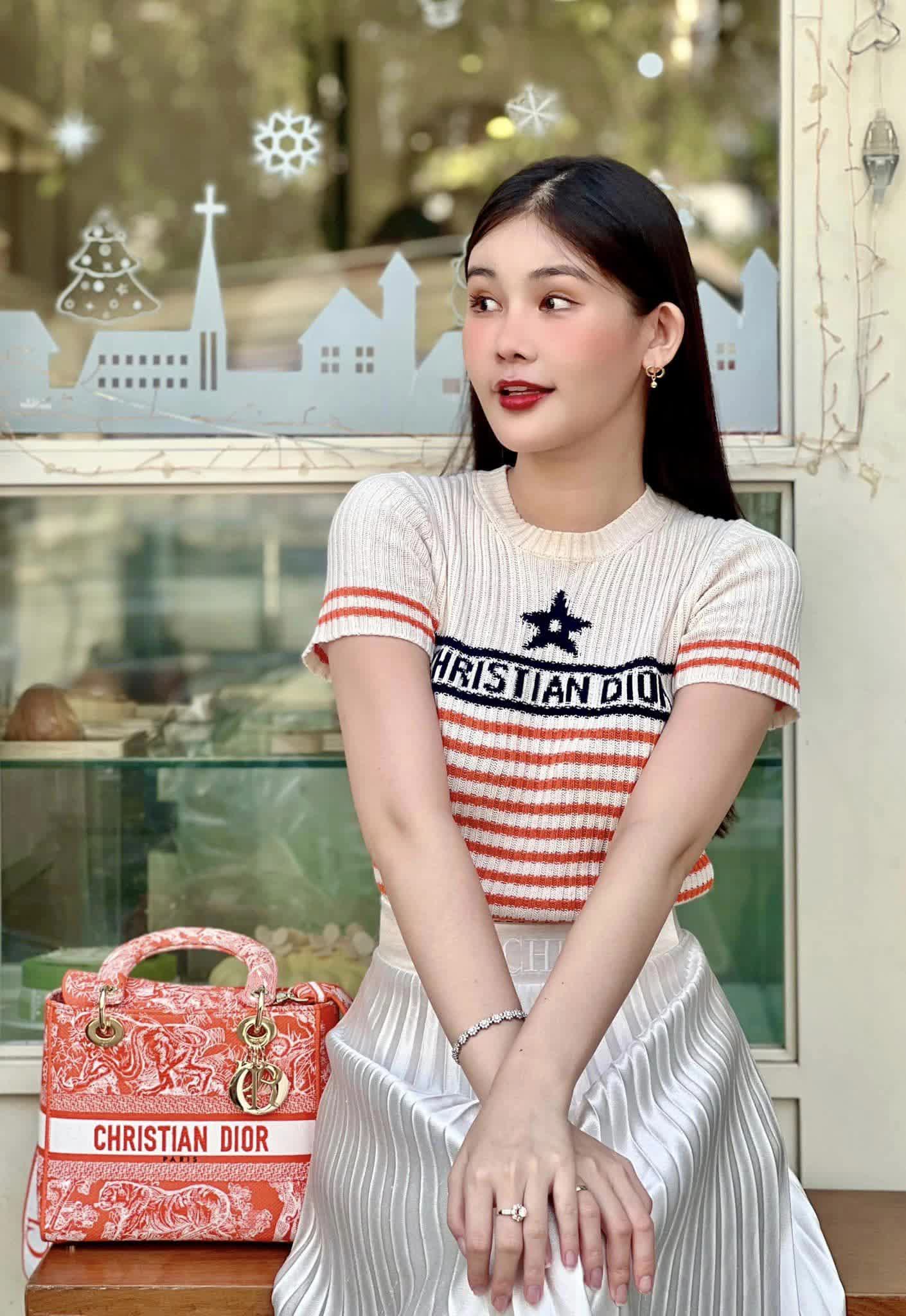 Nữ giảng viên trẻ nhất ĐH Hoa Sen lên giảng đường dát đồ hiệu lên đến cả tỷ đồng: Danh tính khiến nhiều người ngỡ ngàng! - Ảnh 5.