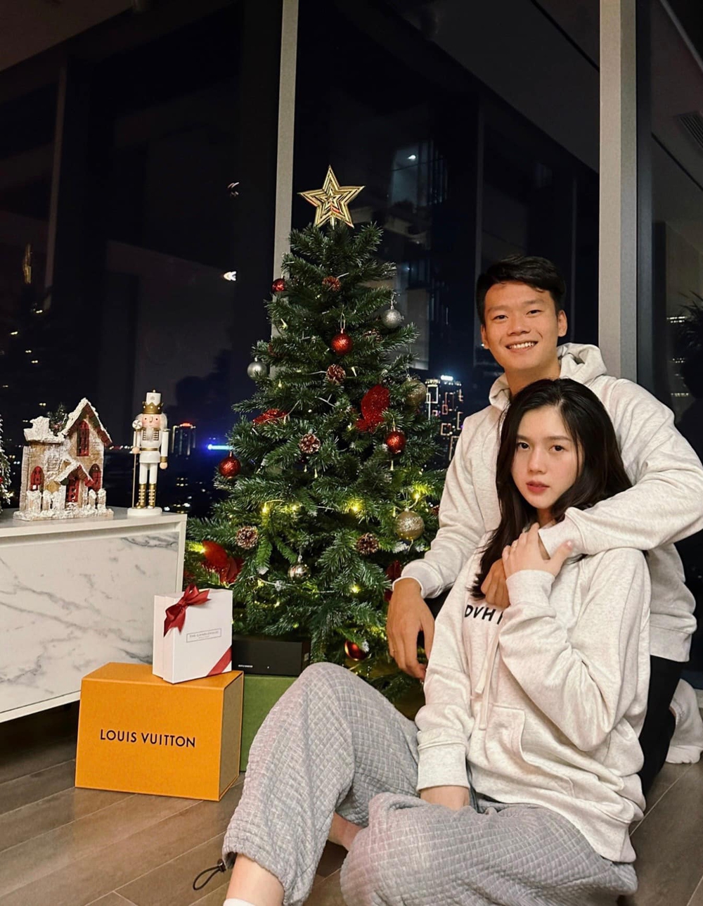 Cô gái đẹp xứ Tuyên làm vợ cầu thủ, sinh con xong nhan sắc càng thăng hạng, chồng đều đặn chuyển khoản dãy số dài - Ảnh 3. Cô gái đẹp xứ Tuyên làm vợ cầu thủ, sinh con xong nhan sắc càng thăng hạng, chồng đều đặn chuyển khoản dãy số dài - Ảnh 3.