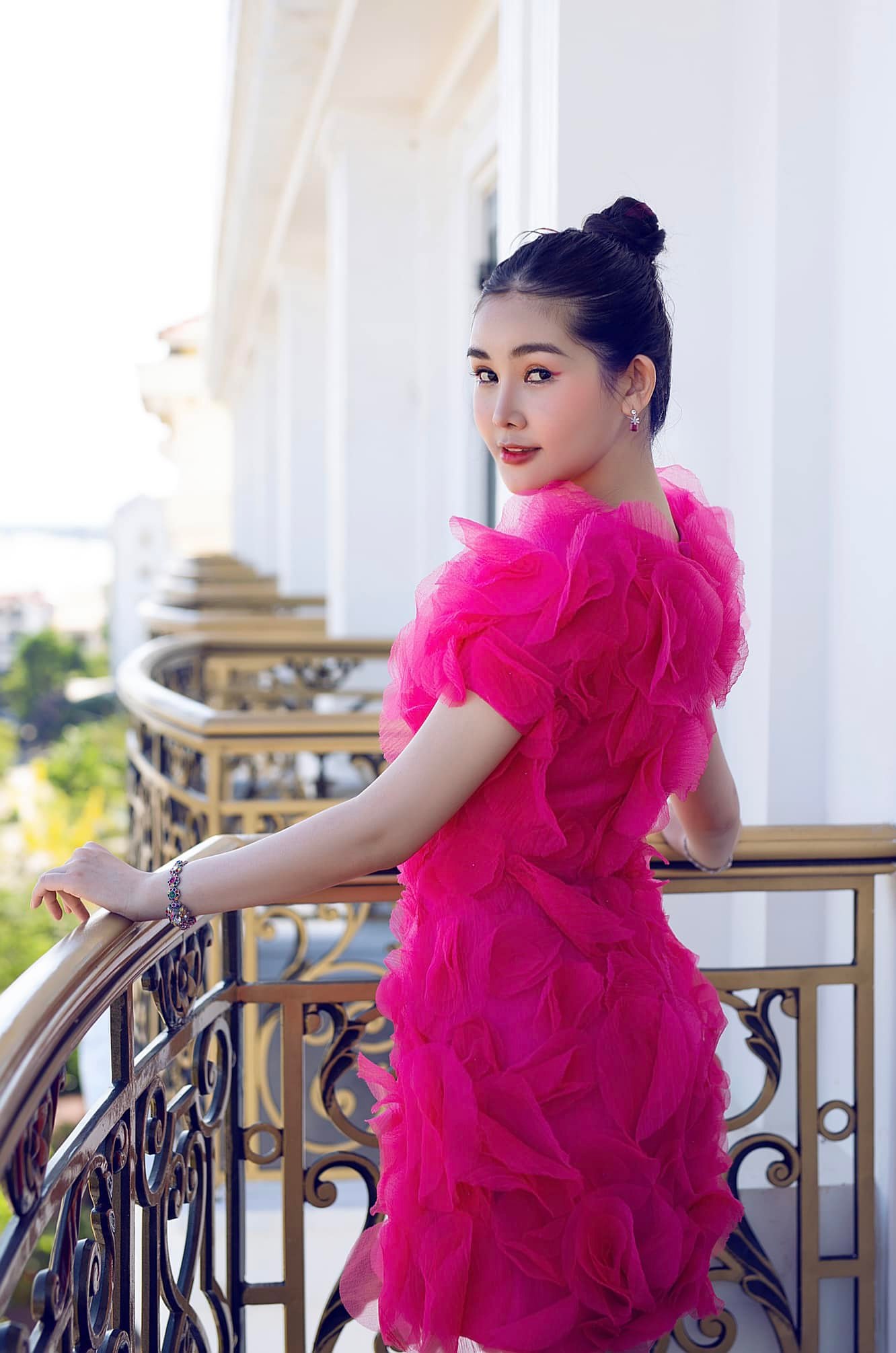 Nữ giảng viên trẻ nhất ĐH Hoa Sen lên giảng đường dát đồ hiệu lên đến cả tỷ đồng: Danh tính khiến nhiều người ngỡ ngàng! - Ảnh 4.