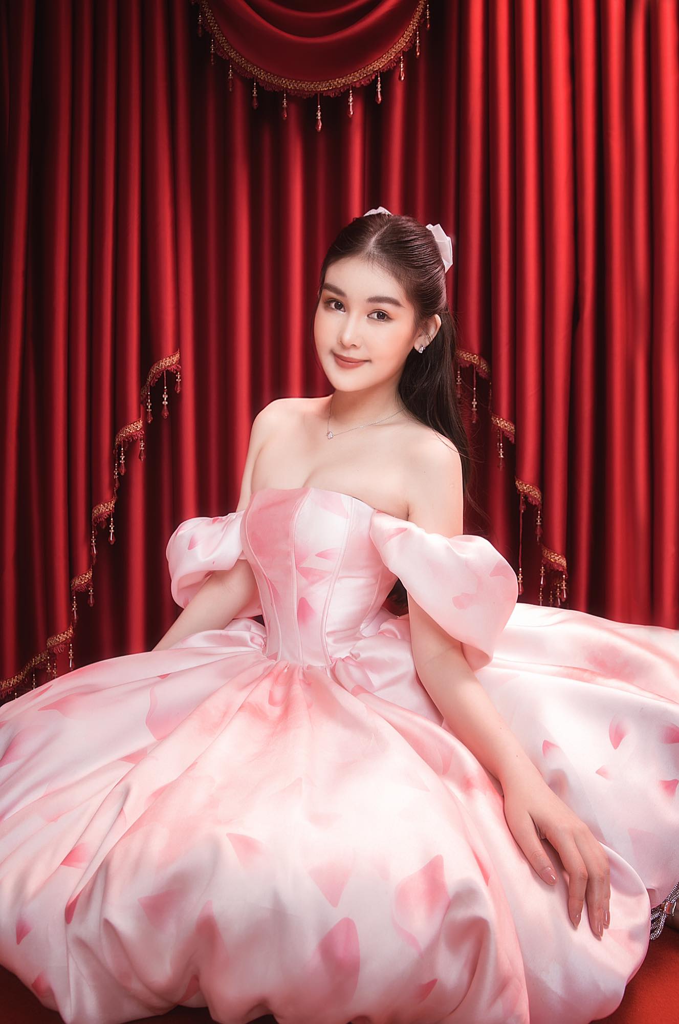 Nữ giảng viên trẻ nhất ĐH Hoa Sen lên giảng đường dát đồ hiệu lên đến cả tỷ đồng: Danh tính khiến nhiều người ngỡ ngàng! - Ảnh 3.