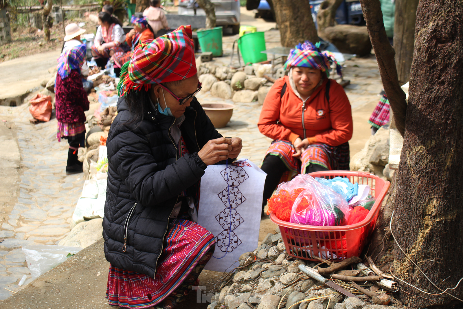 Nơi những người phụ nữ sống gần nửa thế kỉ chưa bao giờ biết ngày 8/3 - Ảnh 11.