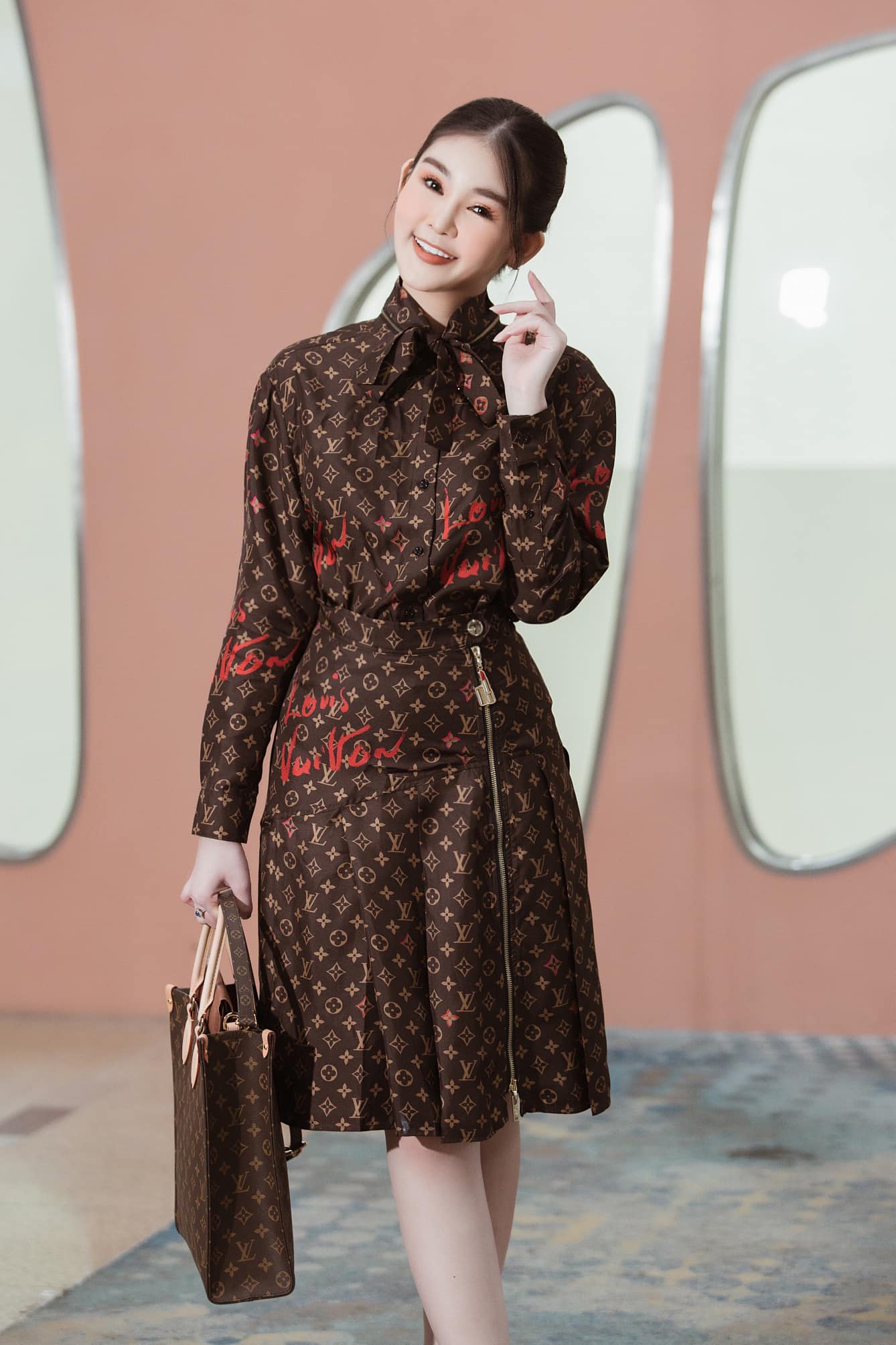 Nữ giảng viên trẻ nhất ĐH Hoa Sen lên giảng đường dát đồ hiệu lên đến cả tỷ đồng: Danh tính khiến nhiều người ngỡ ngàng! - Ảnh 12.