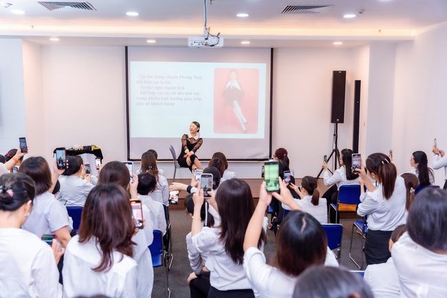  Nữ CEO uốn nắn cho 20.000 phụ nữ: Muốn có khí chất thì đừng ăn nói sỗ sàng rồi bao biện trong bụng không có ý gì đâu  - Ảnh 3.