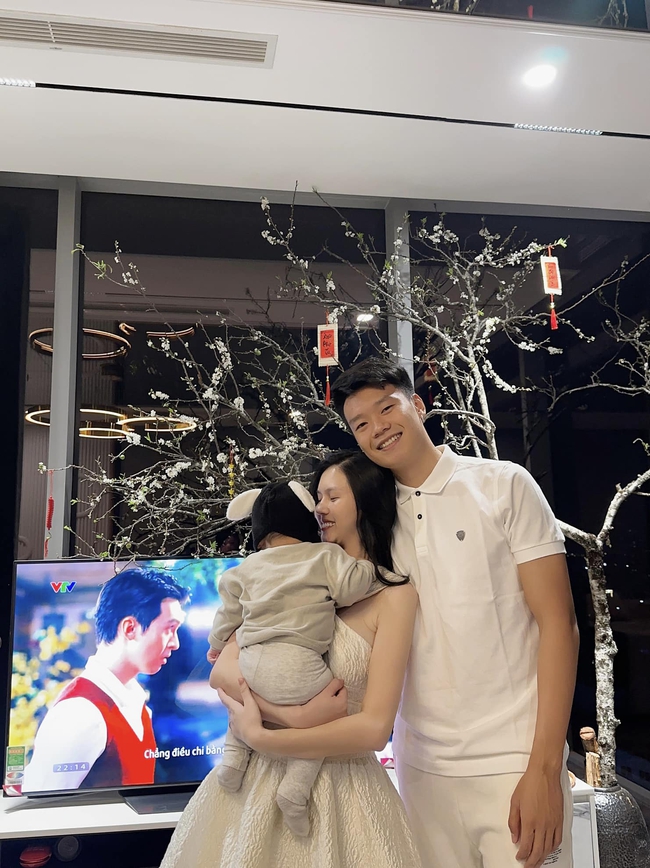 Cô gái đẹp xứ Tuyên làm vợ cầu thủ, sinh con xong nhan sắc càng thăng hạng, chồng đều đặn chuyển khoản dãy số dài - Ảnh 7. Cô gái đẹp xứ Tuyên làm vợ cầu thủ, sinh con xong nhan sắc càng thăng hạng, chồng đều đặn chuyển khoản dãy số dài - Ảnh 7.