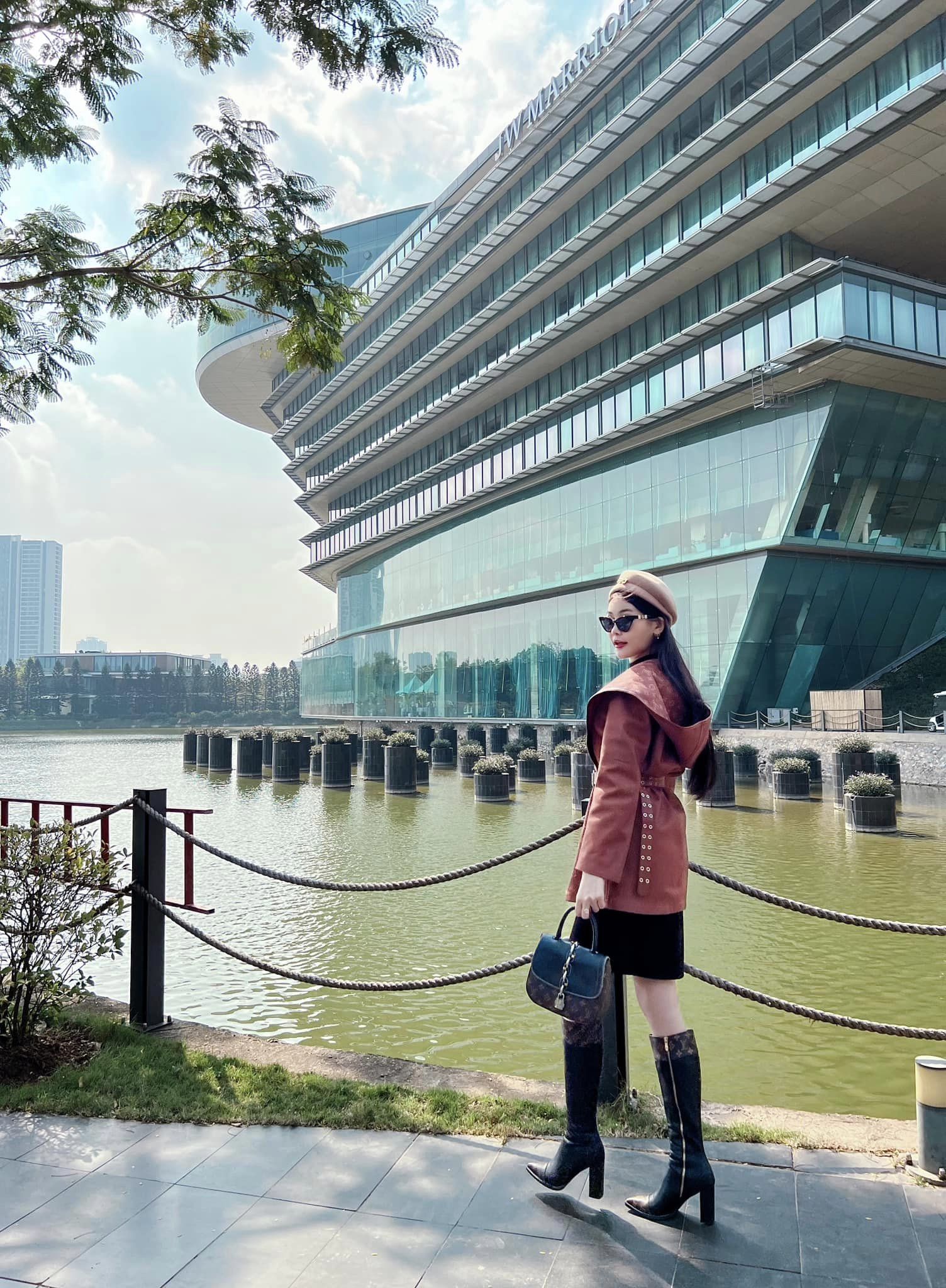 Nữ giảng viên trẻ nhất ĐH Hoa Sen lên giảng đường dát đồ hiệu lên đến cả tỷ đồng: Danh tính khiến nhiều người ngỡ ngàng! - Ảnh 8.