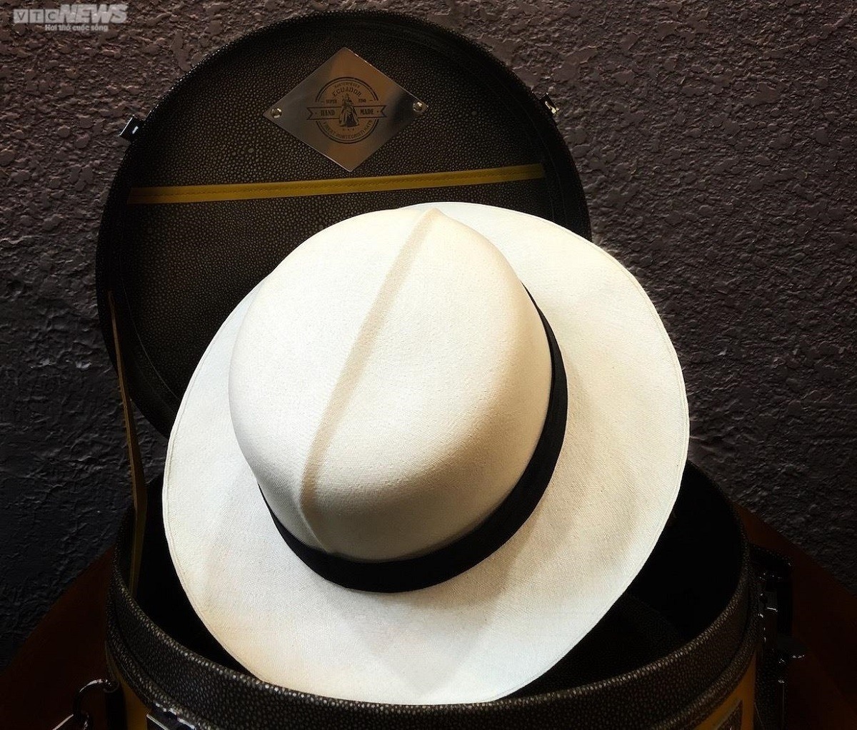 Đại gia Việt sở hữu chiếc mũ cói giá 3,5 tỷ đồng - Ảnh 12.