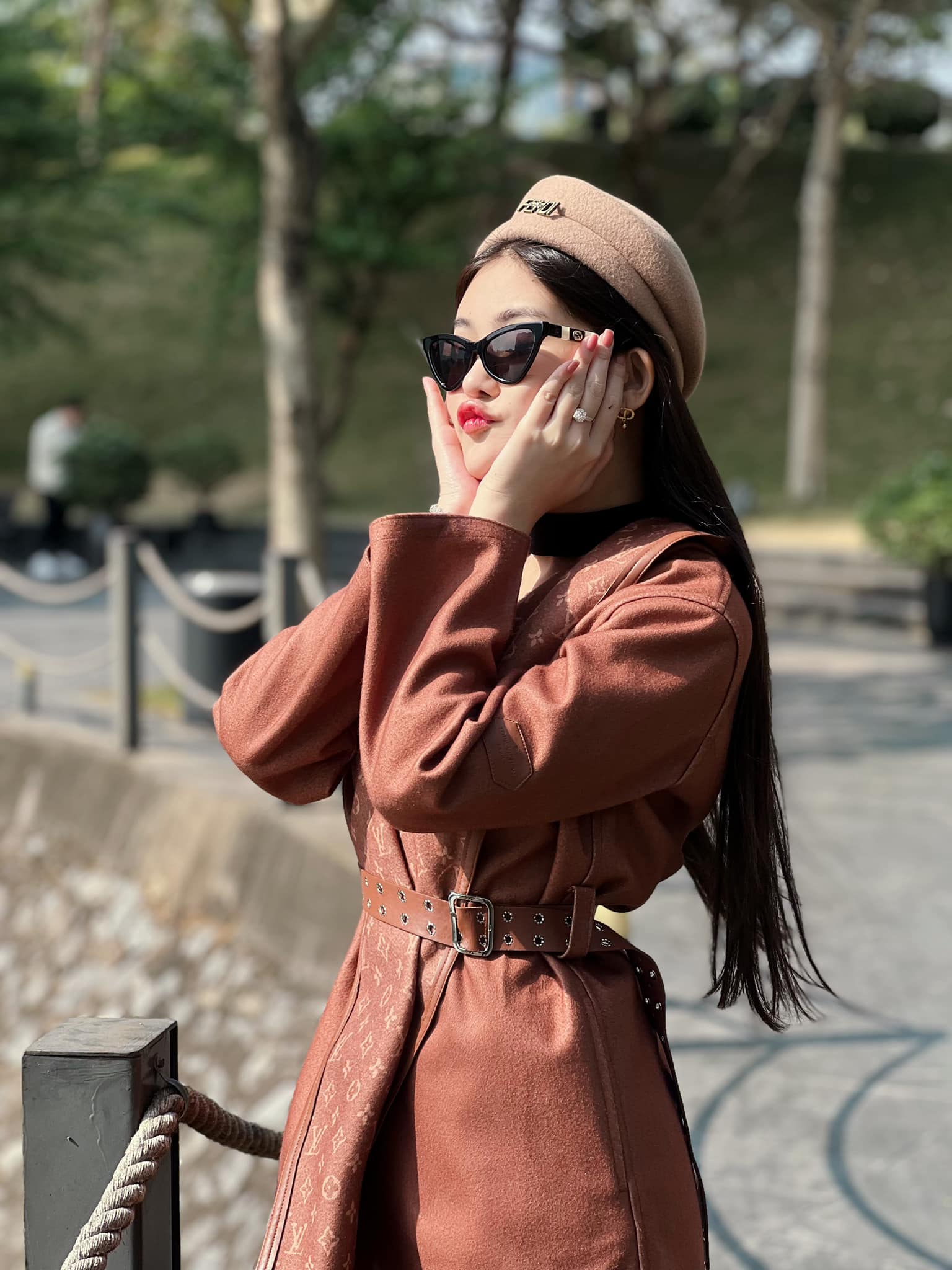 Nữ giảng viên trẻ nhất ĐH Hoa Sen lên giảng đường dát đồ hiệu lên đến cả tỷ đồng: Danh tính khiến nhiều người ngỡ ngàng! - Ảnh 7.