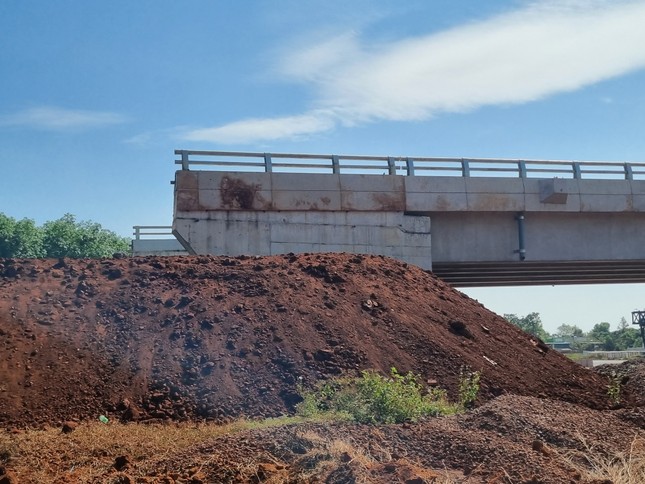 Cao tốc Phan Thiết- Dầu Giây cần thêm 620 nghìn m3 đất đắp để hoàn thành dịp 30/4 - Ảnh 1.