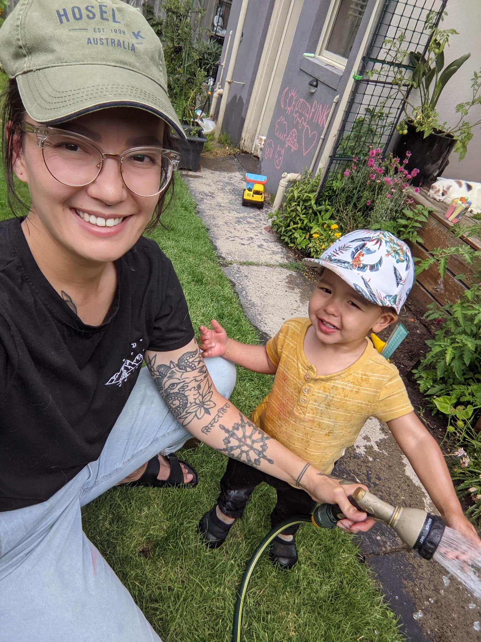 Bà mẹ trẻ biến khoảng sân nhỏ biến thành khu vườn đủ loại rau sạch tốt tươi - Ảnh 2. Bà mẹ trẻ biến khoảng sân nhỏ biến thành khu vườn đủ loại rau sạch tốt tươi - Ảnh 2.