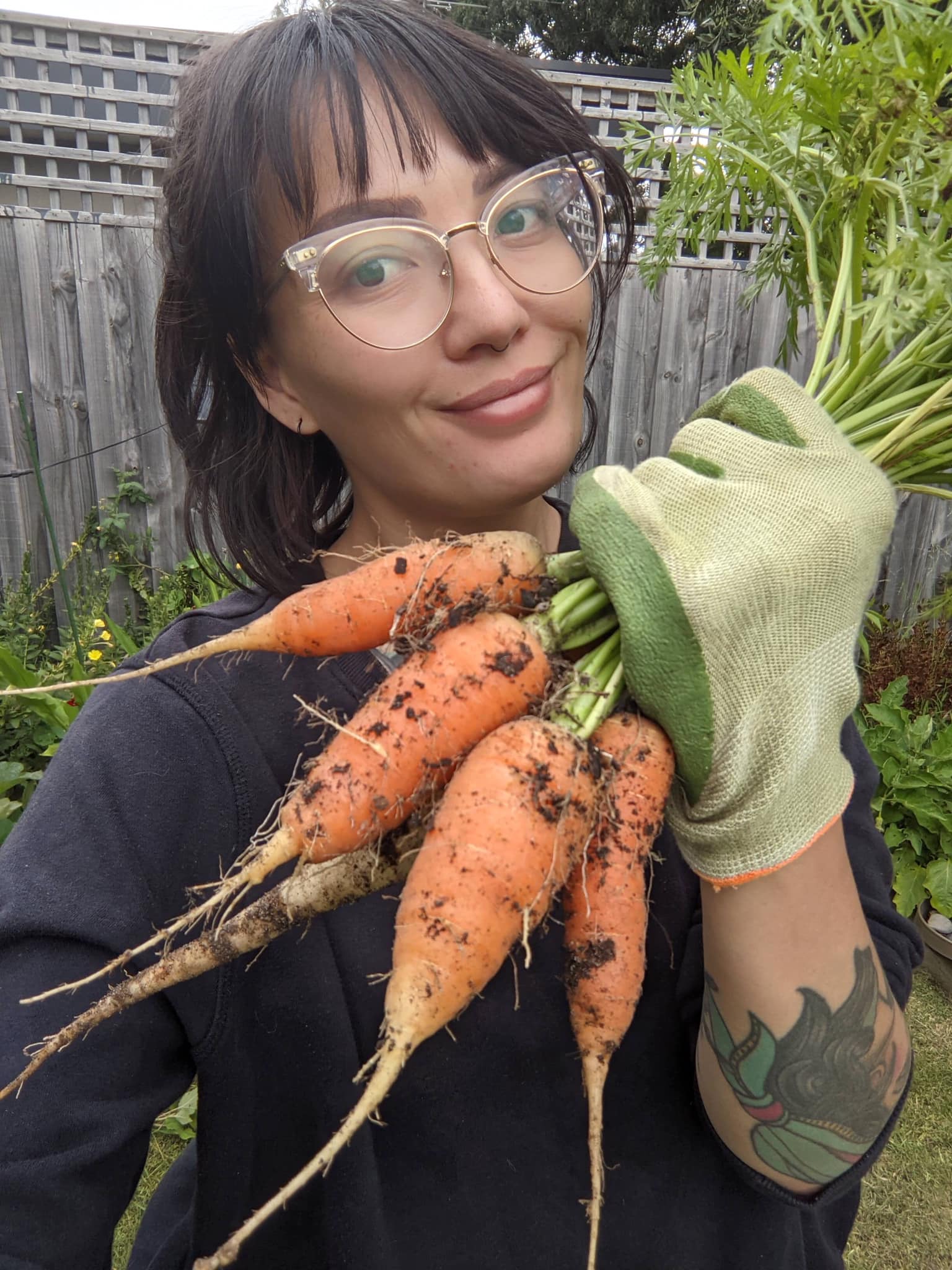 Bà mẹ trẻ biến khoảng sân nhỏ biến thành khu vườn đủ loại rau sạch tốt tươi - Ảnh 1. Bà mẹ trẻ biến khoảng sân nhỏ biến thành khu vườn đủ loại rau sạch tốt tươi - Ảnh 1.