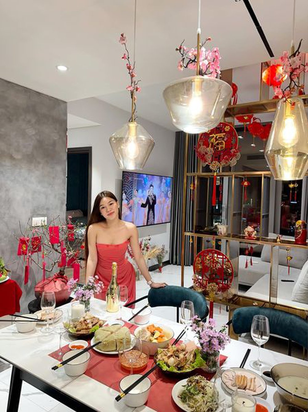 Bạn gái lâu năm của thủ môn quốc dân: Cao “3 mét bẻ đôi” nhưng dáng cực cháy, kiếm trăm triệu/tháng không cần dựa dẫm ai - Ảnh 9. Bạn gái lâu năm của thủ môn quốc dân: Cao “3 mét bẻ đôi” nhưng dáng cực cháy, kiếm trăm triệu/tháng không cần dựa dẫm ai - Ảnh 9.