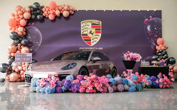  Quà 8/3 của nhà người ta: Chồng tặng vợ G63 giá 12 tỷ đồng, có người tự mua Porsche thưởng bản thân - Ảnh 6.