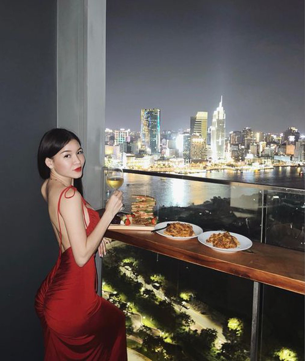 Bạn gái lâu năm của thủ môn quốc dân: Cao “3 mét bẻ đôi” nhưng dáng cực cháy, kiếm trăm triệu/tháng không cần dựa dẫm ai - Ảnh 1. Bạn gái lâu năm của thủ môn quốc dân: Cao “3 mét bẻ đôi” nhưng dáng cực cháy, kiếm trăm triệu/tháng không cần dựa dẫm ai - Ảnh 1.