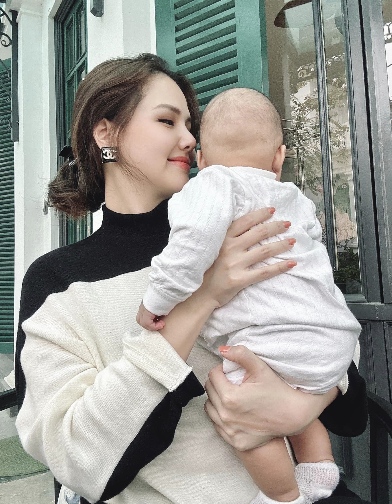 Vợ doanh nhân chăm con mọn đăng ảnh đầu bù tóc rối vẫn được khen hết lời