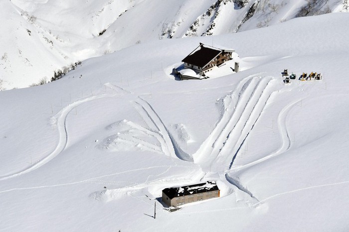 Tuyến đường phủ đầy tuyết vẽ nên đường cong tuyệt đẹp ở thị trấn du lịch nổi tiếng Nhật Bản - Ảnh 2.