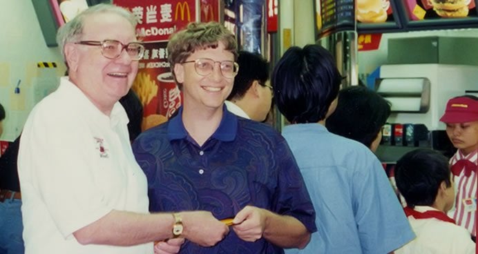 Warren Buffett &quot;lùa gà&quot; bạn thân Bill Gates, định móc ví hơn 8000 tỷ đồng: Nhiều năm sau chính chủ không dám nhắc lại - Ảnh 1.