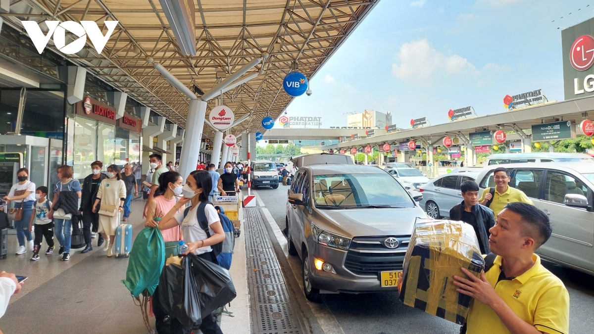 Thu phí taxi vào sân bay: “Trăm dâu lại đổ đầu” hành khách - Ảnh 2.