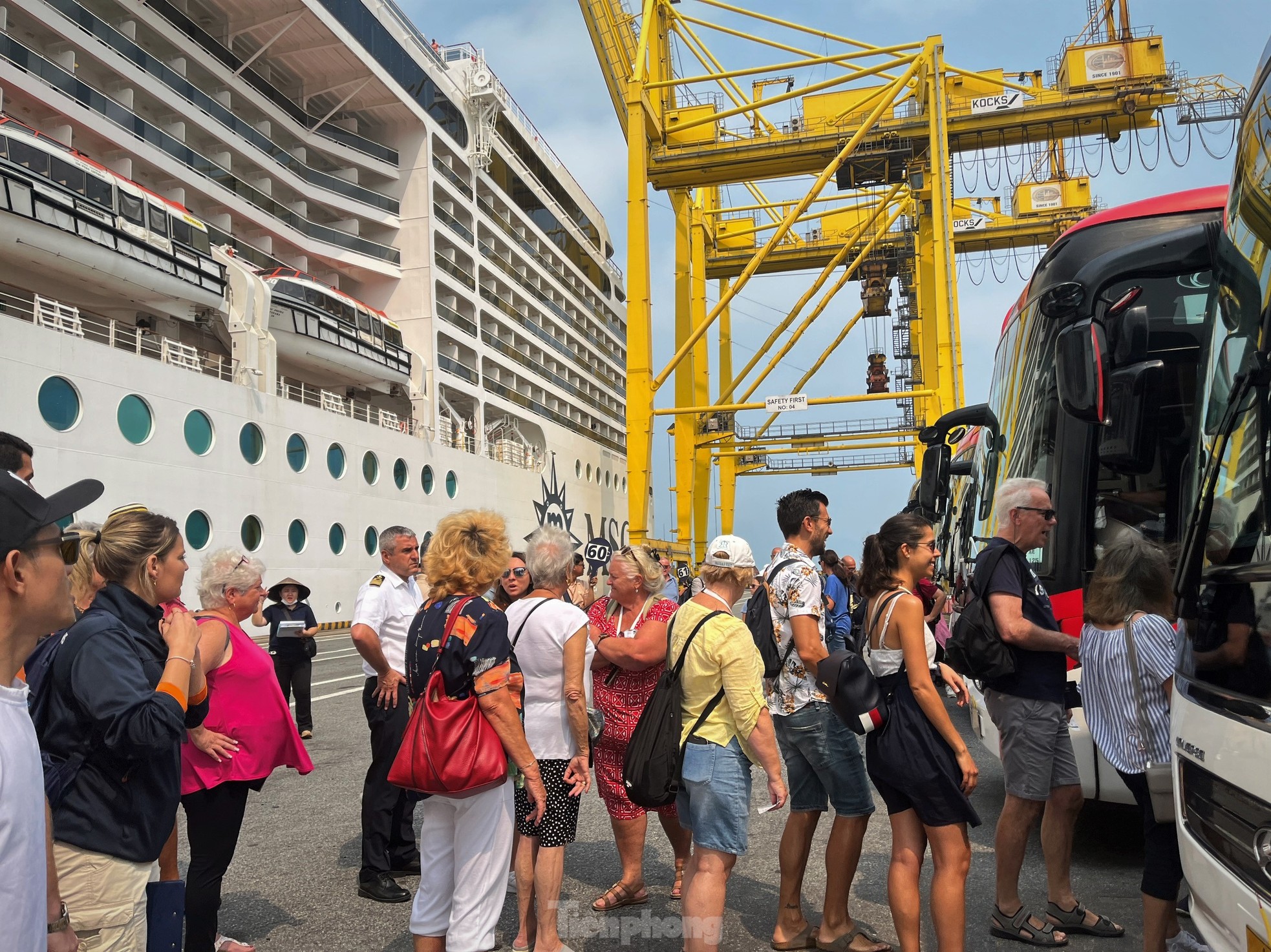 ‘Siêu tàu’ du lịch chở 2.400 khách châu Âu tới Đà Nẵng - Ảnh 4.