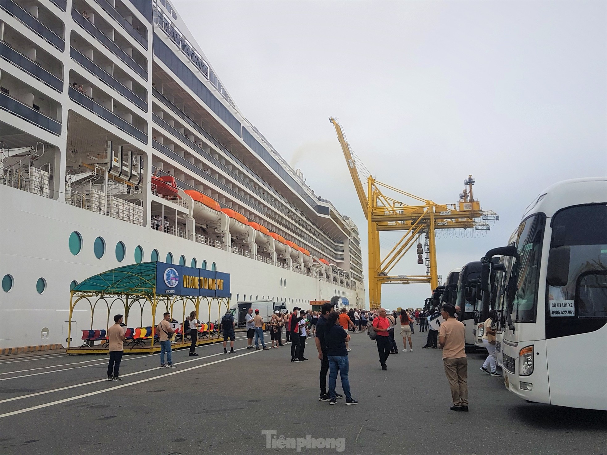 ‘Siêu tàu’ du lịch chở 2.400 khách châu Âu tới Đà Nẵng - Ảnh 9.